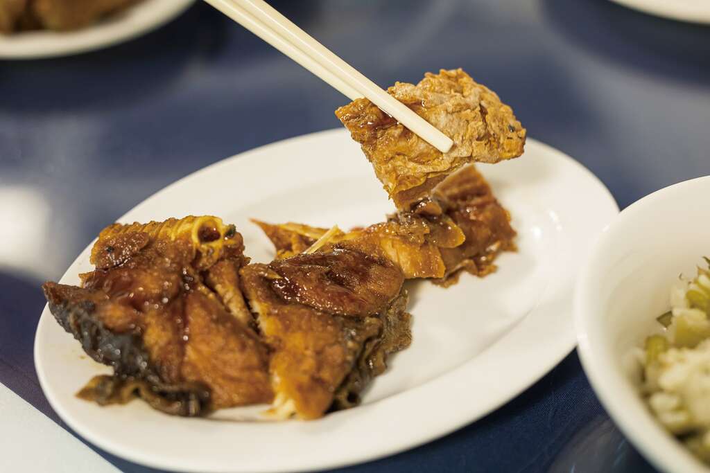 燻魚酥炸後淋上香甜醬汁，是經典的江浙料理。（攝影／莊智淵）