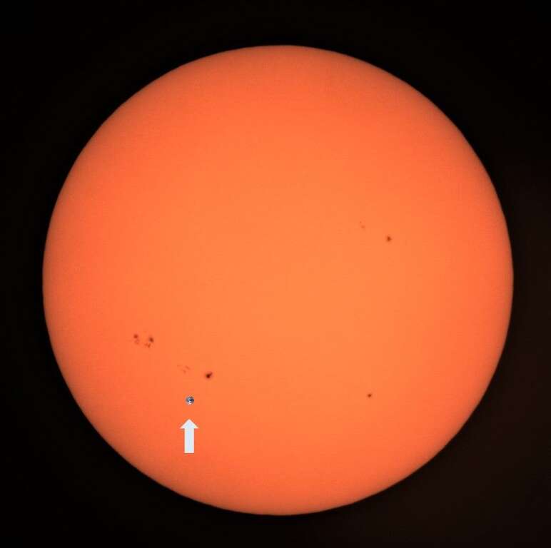 太陽黑子與地球大小比較的示意