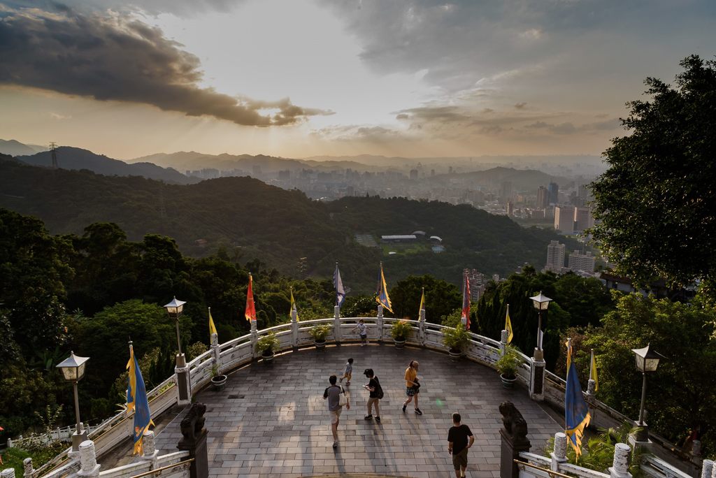 圖說1 -指南宮純陽寶殿前眺望台北城市景觀