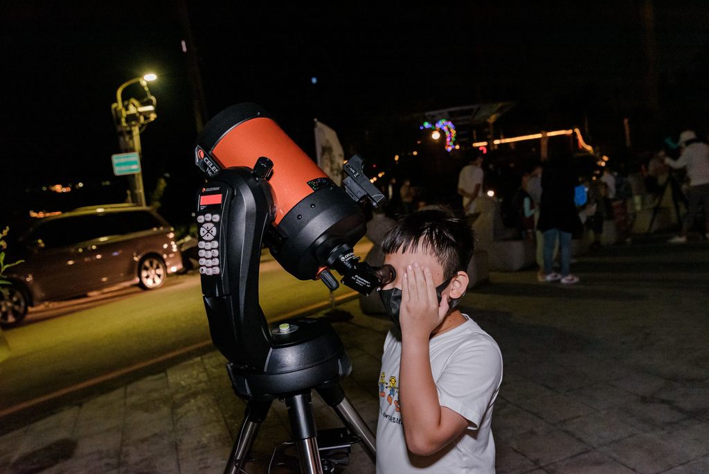 圖說6：臺北市天文館專業老師帶領民眾探索星空