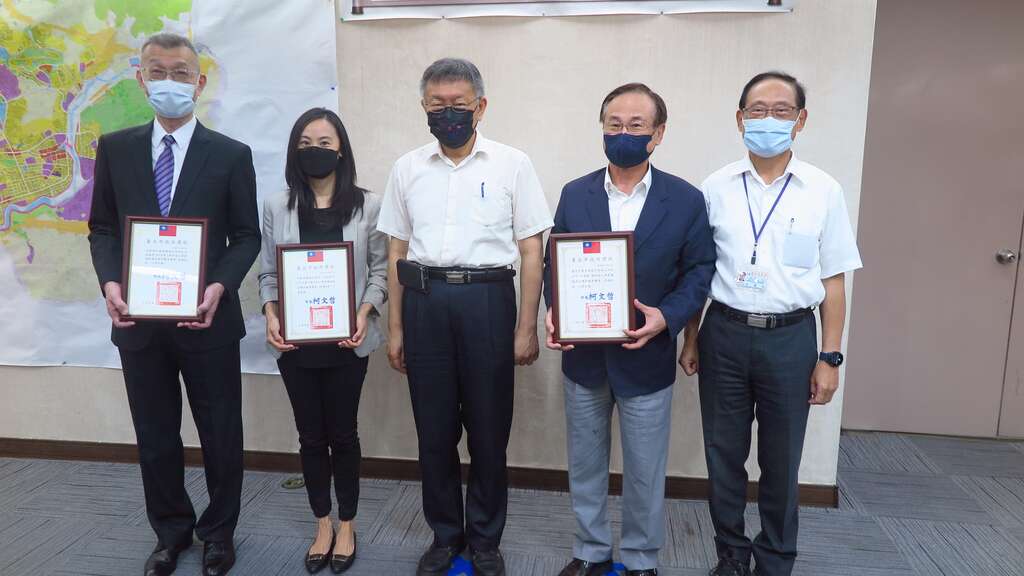 Mayor Ko with the representatives of bus companies