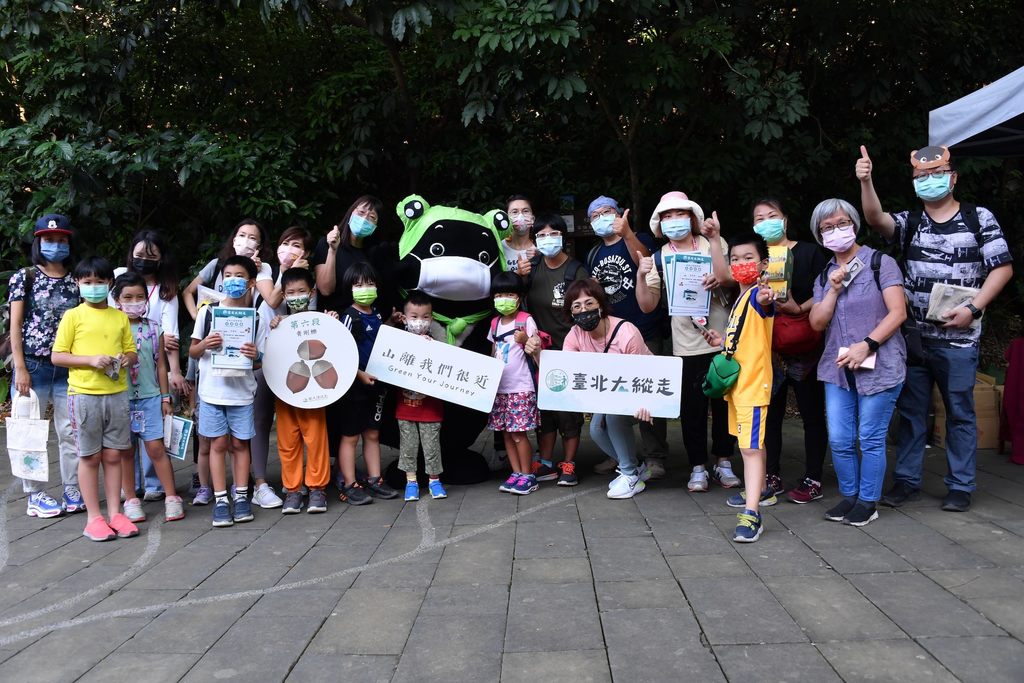 台北大纵走7 1系列活动第一场「富阳三宝变变变」，於富阳自然生态公园举办，带领将近150位民众探索台北大纵走，完成後由观光传播局李丽珠副局长颁发完成证书与登山扣环。.JPG