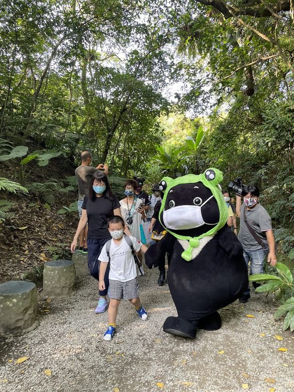 荒野保护协会的专业解说团队，在富阳自然生态公园内设计「哇！台北树蛙」、「白蜡蝉变变变」等4个小关卡，带领孩子思考相关生物习性，培养孩子生态保育观念及从小尊重与爱惜大自然。.JPG