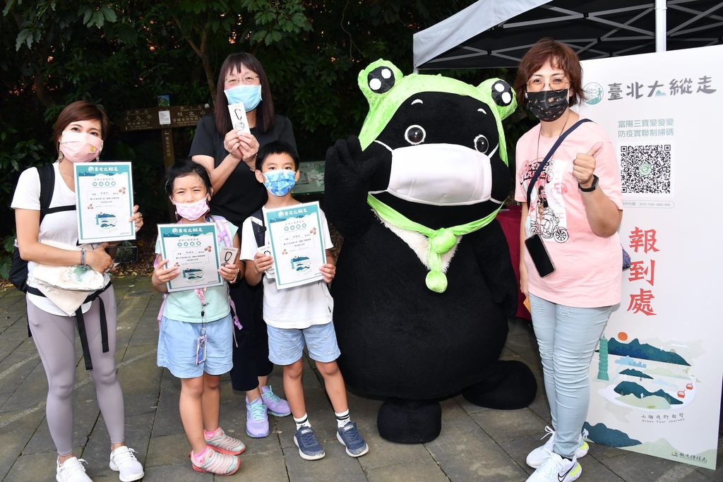 观光传播局李丽珠副局长与熊赞来到富阳自然生态公园，陪同民众透过双脚一同感受「山离我们很近」。.JPG