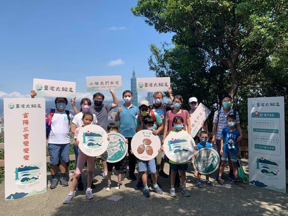 台北大纵走7 1系列活动第一场「富阳三宝变变变」最後在福州山观景平台进行生态相关小知识问答，并在此远眺台北101。