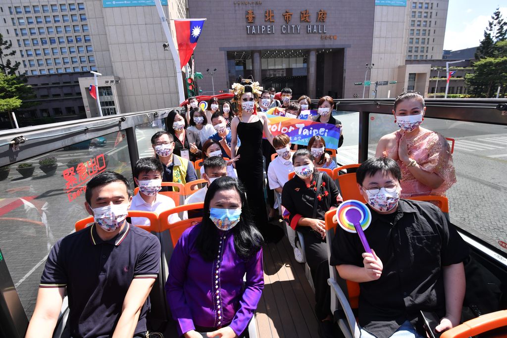 觀傳局推出期間限定「彩虹觀光巴士Tour」針對彩虹量身打造特色遊程，並安排知名網紅與乘客同遊，一起High翻天。.JPG