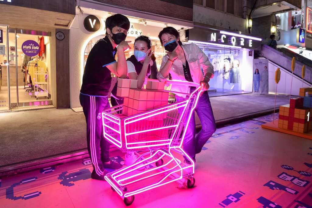 與裝置物拍照打卡，即有機會獲得iPad、AirPods 等大獎