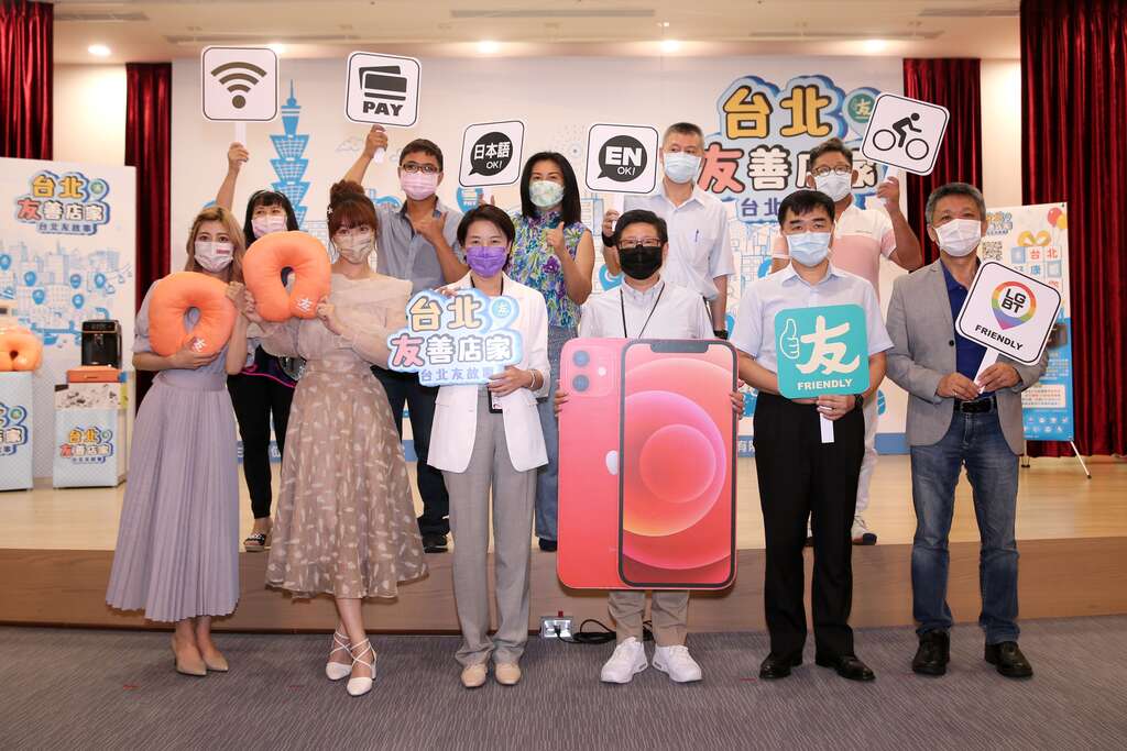 臺北市商圈產業聯合會洪文和理事長(前排右1)、臺北市黃珊珊副市長(前排左3)、臺北市政府產業發展局林崇傑局長(前排右3)、臺北市商業處高振源處長(前排左1)、「木曜4超玩」成員國民女友泱泱(前排左2)及日本女星阿部瑪利亞(前排左1)合影