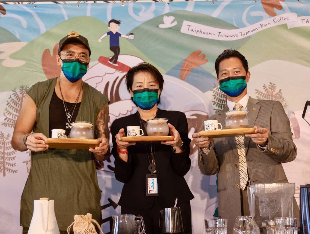 台北市黄珊珊副市长(中)、中美洲经贸办事处廖鸿达主任(右1)及路易莎职人咖啡股份有限公司黄铭贤董事长(左1)一同冲煮完成台湾咖啡创意调饮
