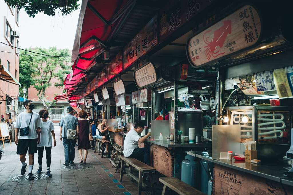 大稻埕是台北傳統美食聚集地，街角小店或廟口攤販，都可能保留了傳承百年的好滋味。（攝影／張晋瑞）