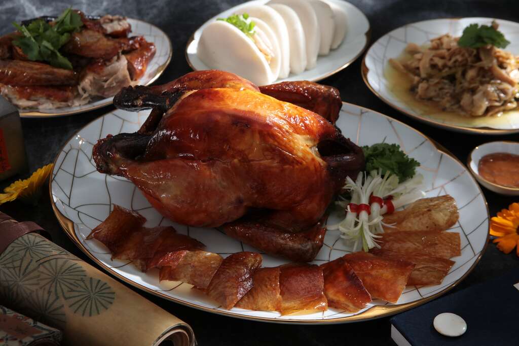 「山海樓」招牌料理「掛爐燒雞」挑選依自然養成方式飼養的母雞，讓肉質扎實多汁，多年來深受饕客喜愛。（圖／山海樓）