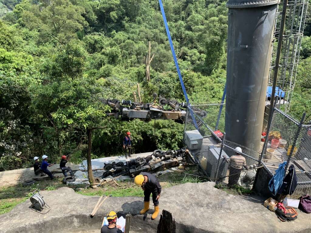 塔柱索轮组的吊挂更换，需透过人员攀爬与机械吊挂才能完成，天候状况的好坏将大幅影响维修进度。（图／台北捷运公司）