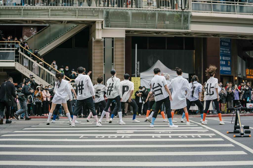 服装设计师黄世舜突破传统秀场模式，让模特儿利用红灯时段快闪演出，展现时尚与城市的连结。（摄影／黄凯泽）