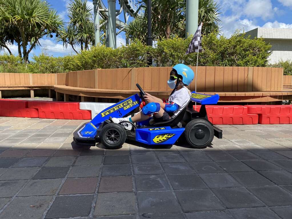 男賽車手英姿