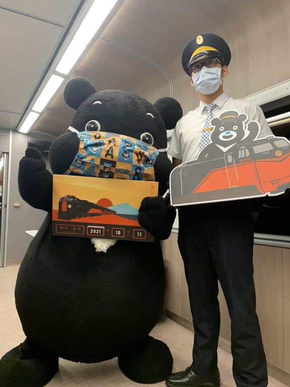 熊赞列车长与鸣日号列车长相见欢
