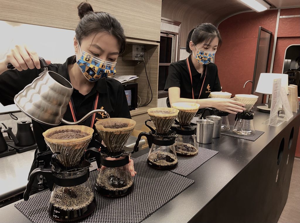 觀傳局邀請臺北在地品牌「森高砂咖啡」於鳴日號列車提供手沖咖啡服務