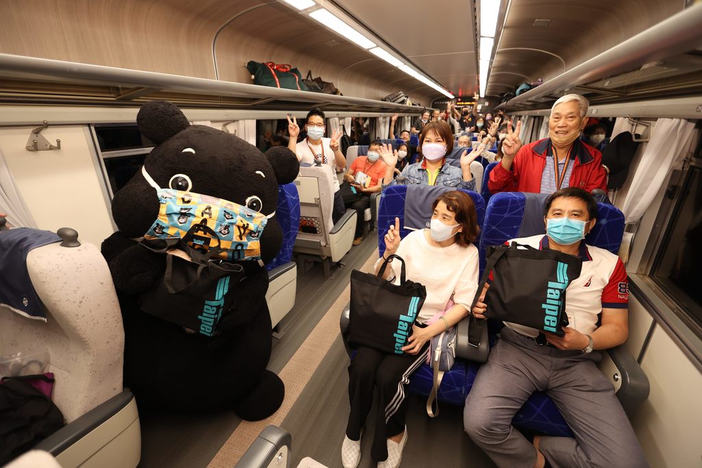 熊赞列车长惊喜现身鸣日号，带给全车旅客难忘经验.JPG