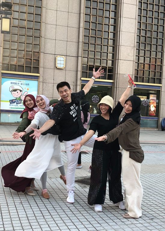 ¡Venga y experimente el tour de un día musulmán de Taipei con el youtuber, Tujia y el presentador chino indonesio Agoeng!