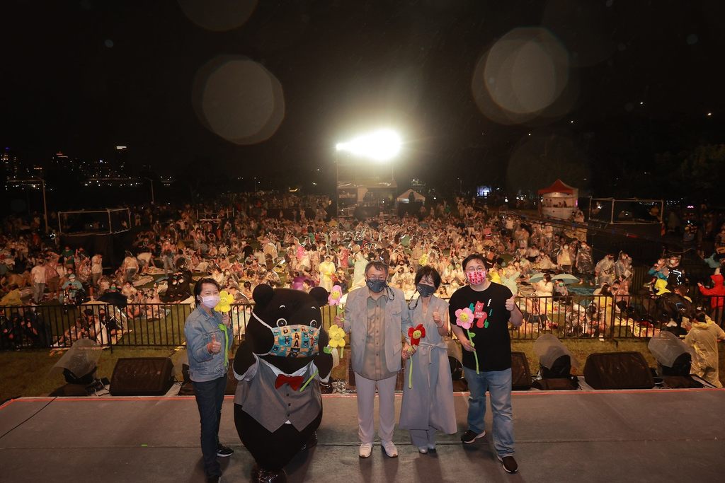 柯文哲市长带领大家一起自由恋爱无限，共度浪漫秋夜。.JPG