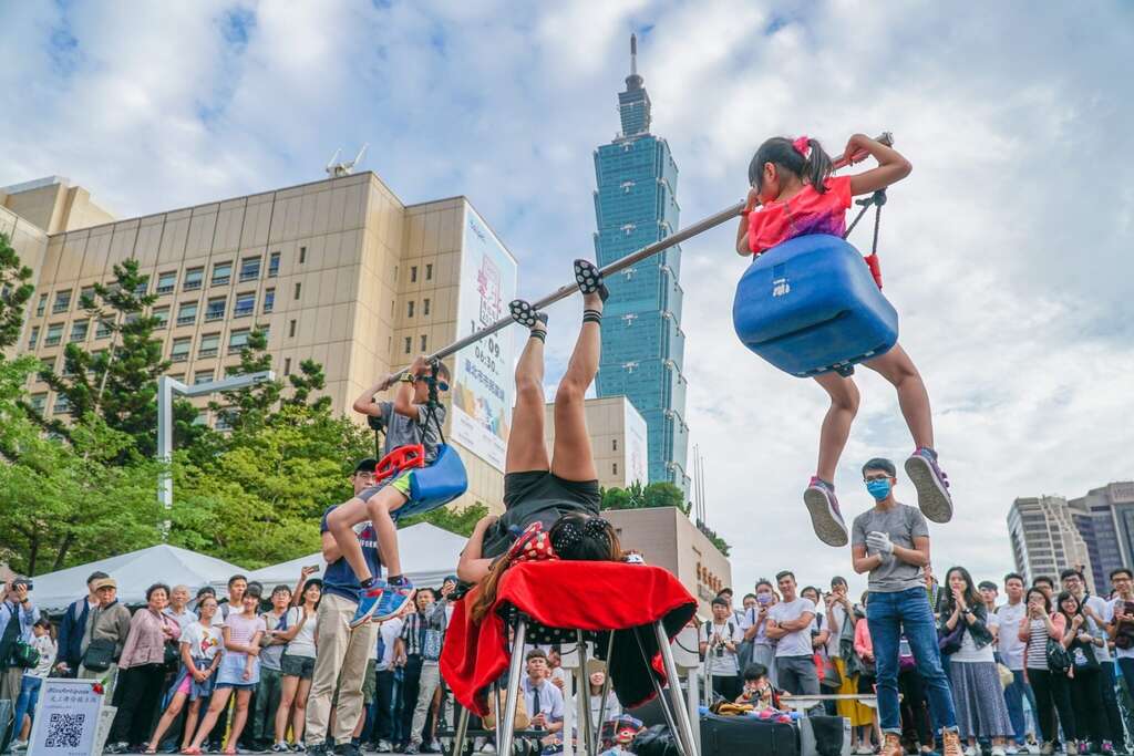 足上舞伶楊立微用輕巧的雙腳讓物品像是跳舞一般華麗旋轉