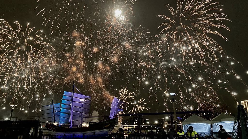 Fireworks Light up the Sky over Dadaocheng on Saturday Night