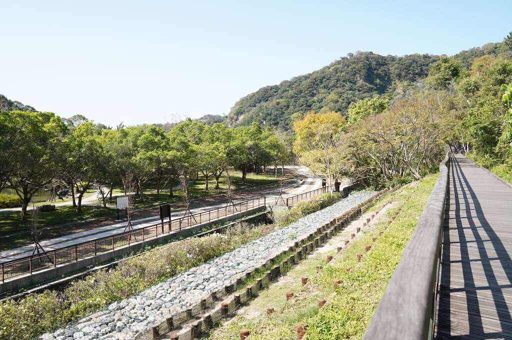 本次施作「護坡工法」展示區，透過石籠護坡、打樁編柵、竹樁編柵等示範，宣導展示邊坡護坡常見工法。