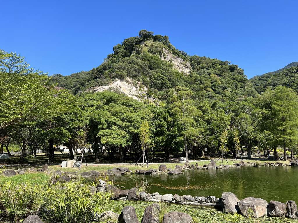 貴子坑水保園區可直接觀察北市最古老的五指山層，是難得的地質戶外教室