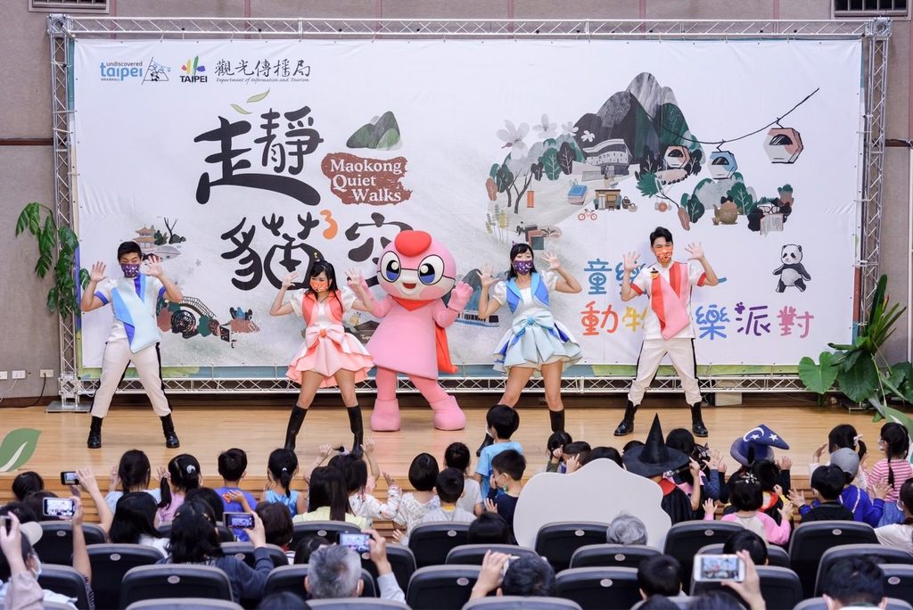 YOYO哥哥姊姊和現場小朋友一起唱跳表演