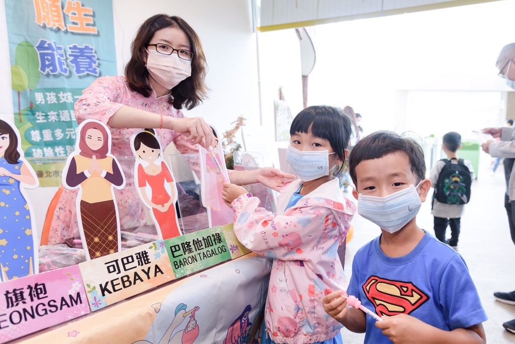 文山區公所提供人口政策有獎徵答節目，並設攤請新移民宣導多元文化及性別平等人口政策