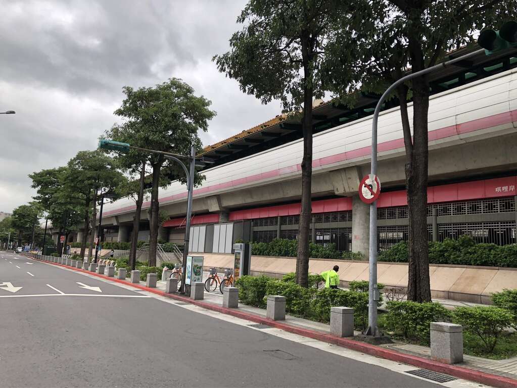 捷运唭哩岸站旁UBike租借站