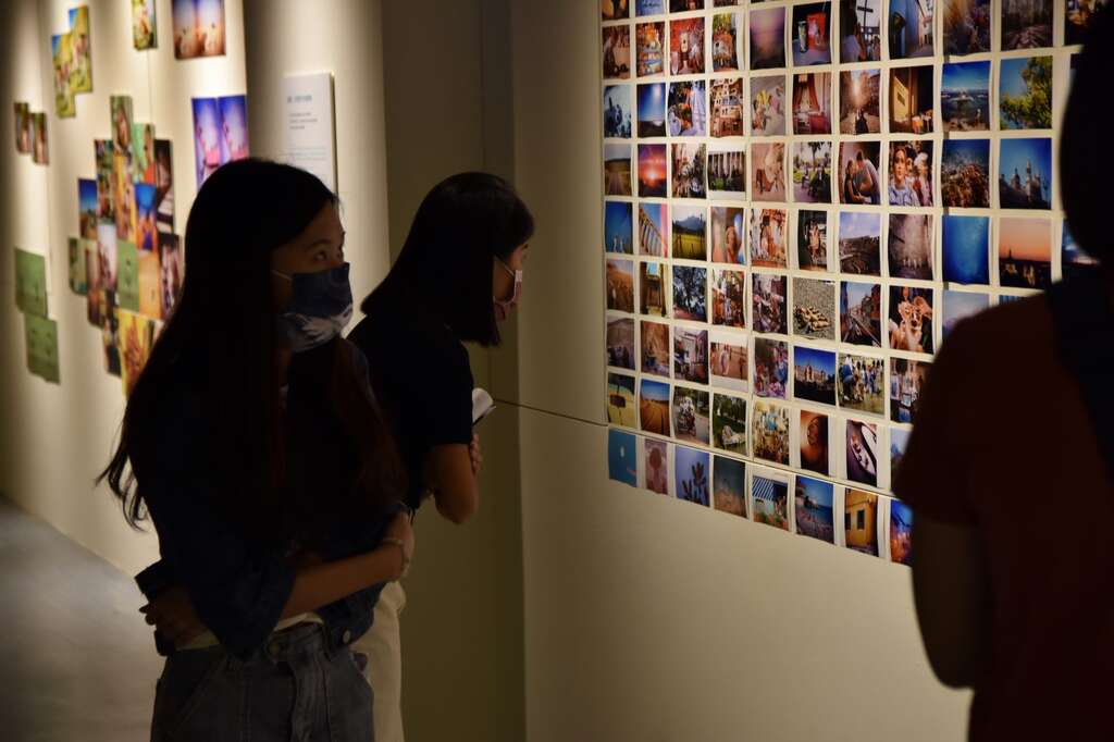 張維回顧旅行30國之深刻回憶，以照片牆及圖文書呈現。