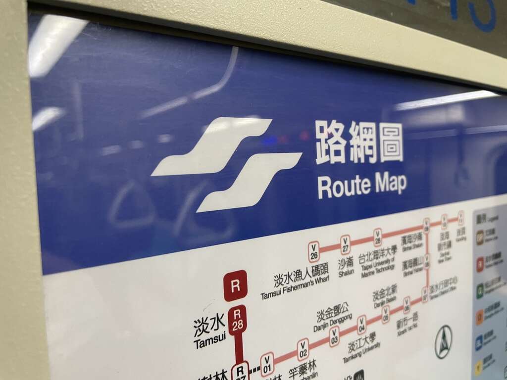 台北捷運的新識別以更簡練的設計呈現，在不同載體呈現，都能「一目了然」。（攝影／蔡耀徵）