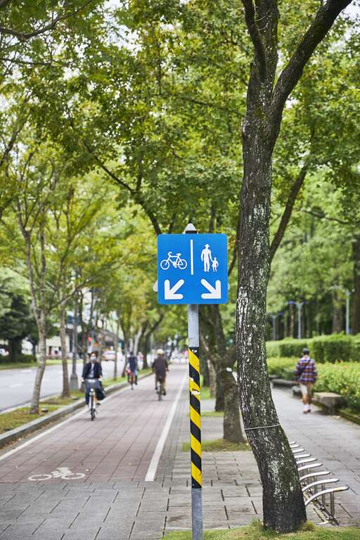 游適任認為台北的人行道，雖然具有「已發展」跟「發展中」兩種模式，未來若能因地制宜設立，將能讓交通識別發揮最佳作用。（攝影／黃政達）