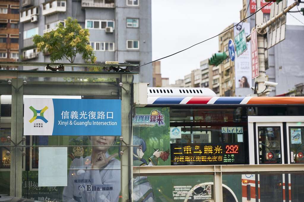 台北幹線公車識別以黃、藍、綠色弧行線條傳達城市交通與人群緊密的連結感，手機、電腦觀看時， 更易於辨識。（攝影／黃政達）