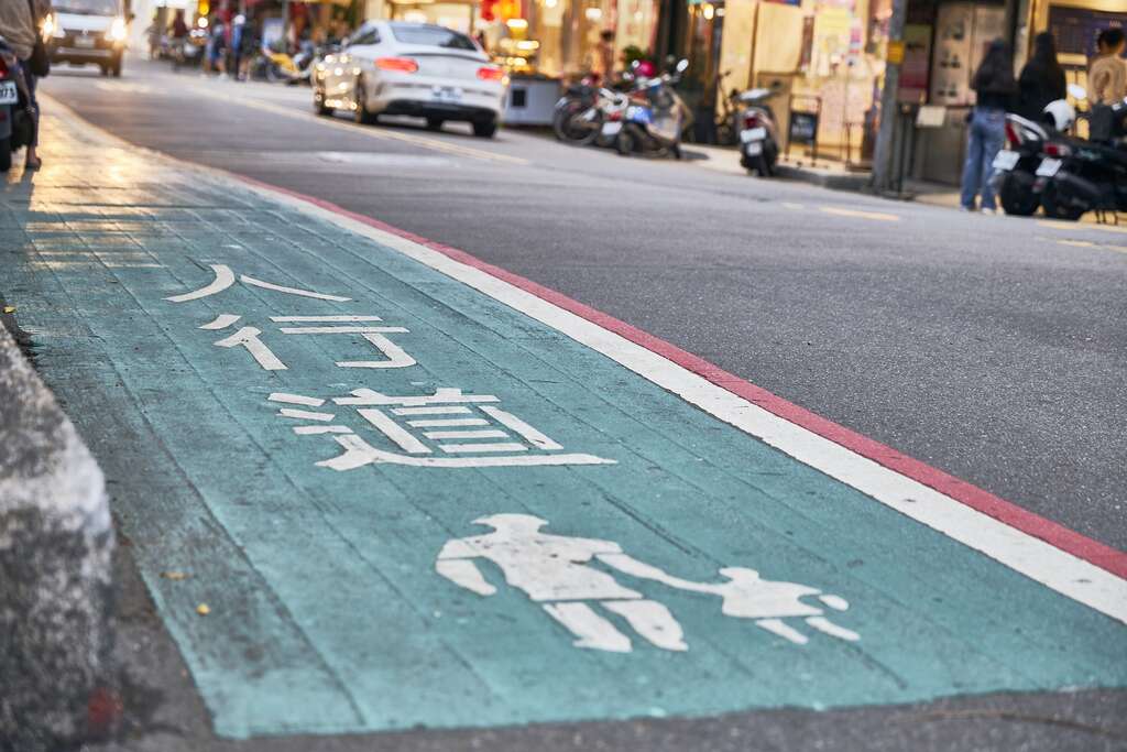 游適任認為台北的人行道，雖然具有「已發展」跟「發展中」兩種模式，未來若能因地制宜設立，將能讓交通識別發揮最佳作用。（攝影／黃政達） (2)