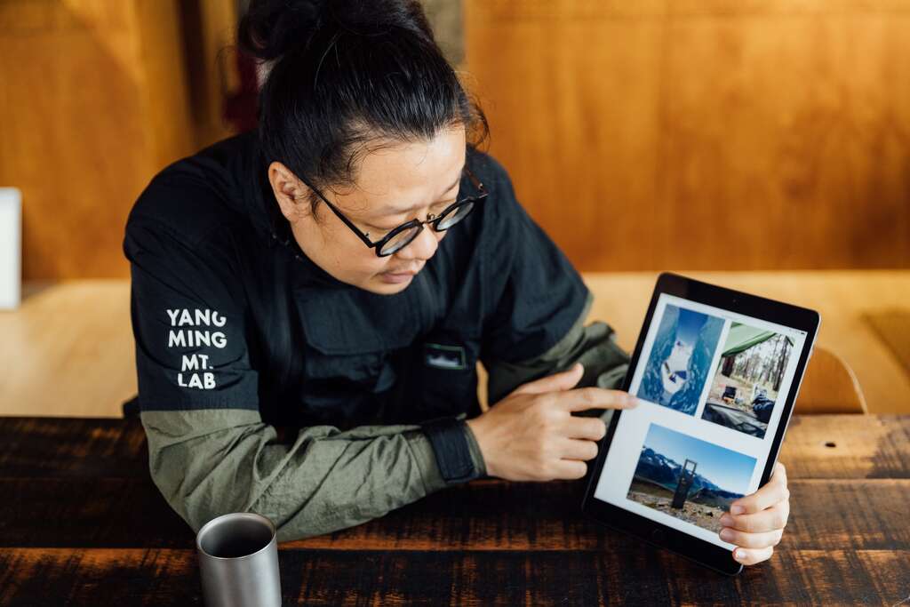 王耀邦以挪威国家公园的指标爲例，运用低彩度的立牌，强调与自然融合的设计理念。（摄影／林冠良）