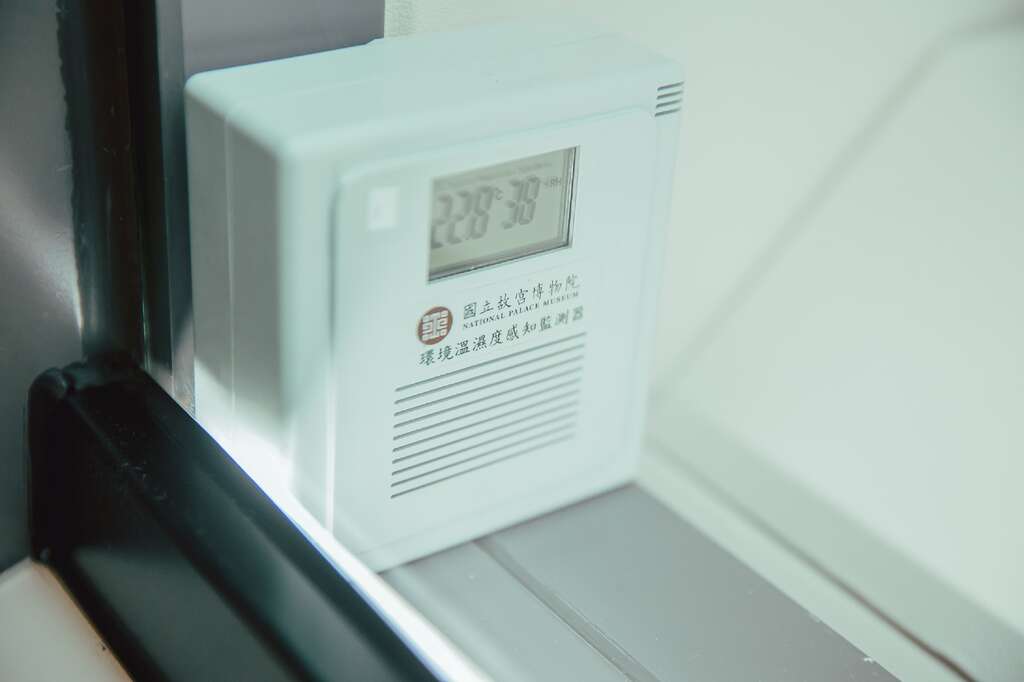 溼度是文物保存的重要關鍵，因此掌握展場乾溼度是展期間的重要工作。（攝影／莊智淵）