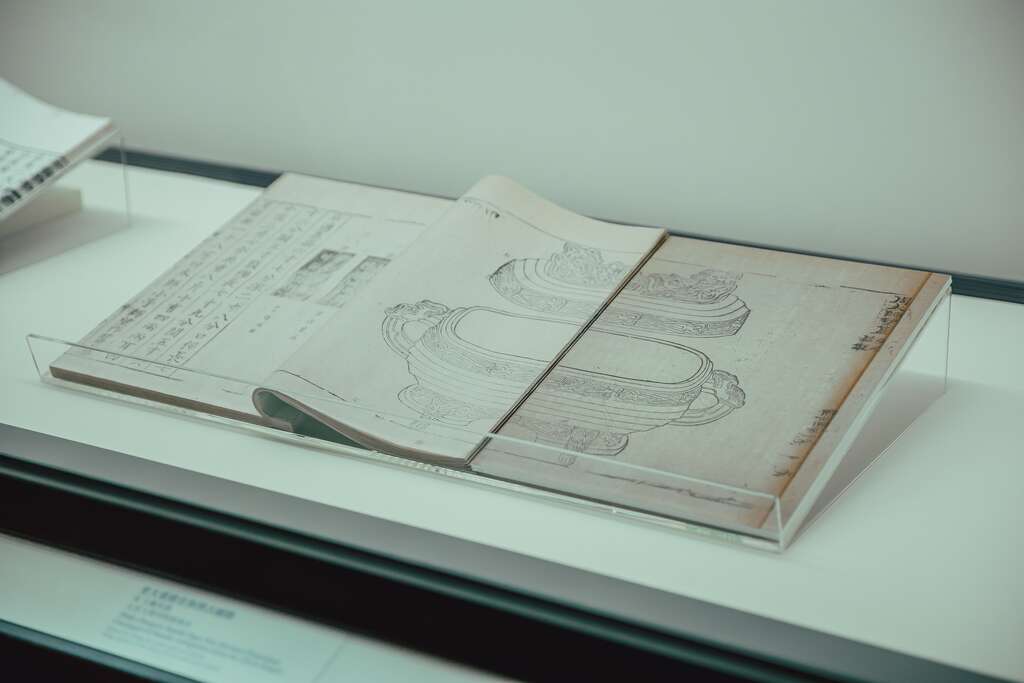 龐大的館藏包括書畫文獻、古物銅器，因此策展人需從中找出新觀點，並濃縮成有趣的企畫，才能將藏品重現於世人。（攝影／莊智淵） (2)
