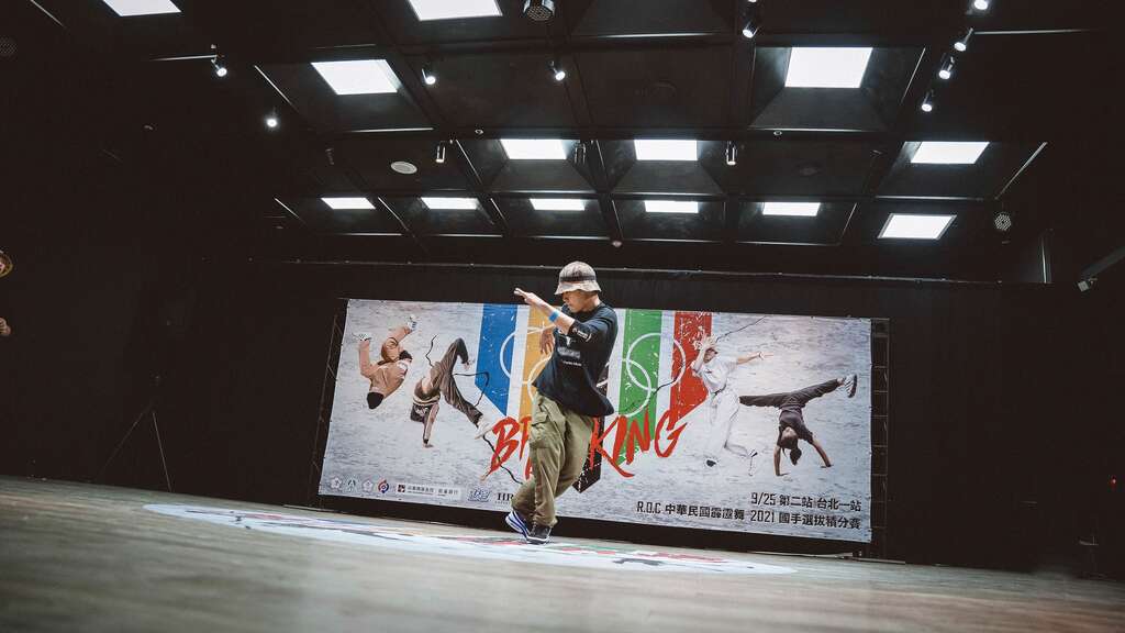 霹雳舞比赛着重舞者的临场反应，必须随着DJ 播放的歌曲发挥舞蹈创意。（摄影／黄星耀）