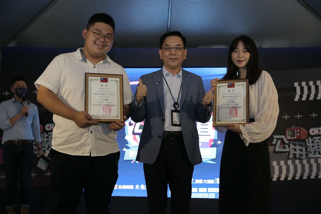 臺北市觀光傳播局專門委員沈永華頒發「鏡頭下的防疫生活」2名優選獎項.JPG
