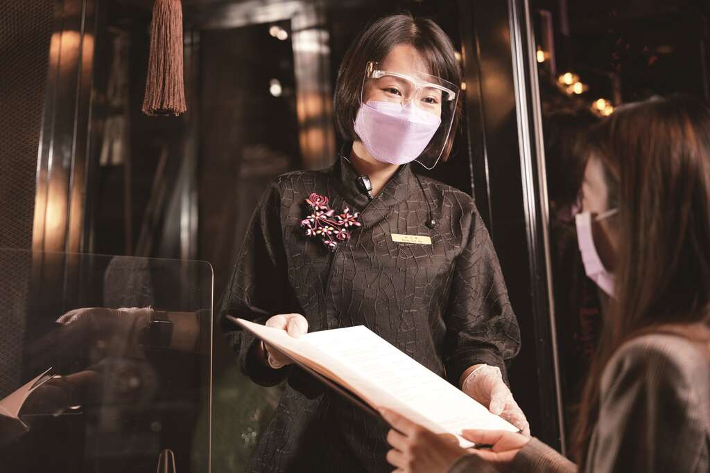图说-颐宫中餐厅外场经理欧宛臻服务照