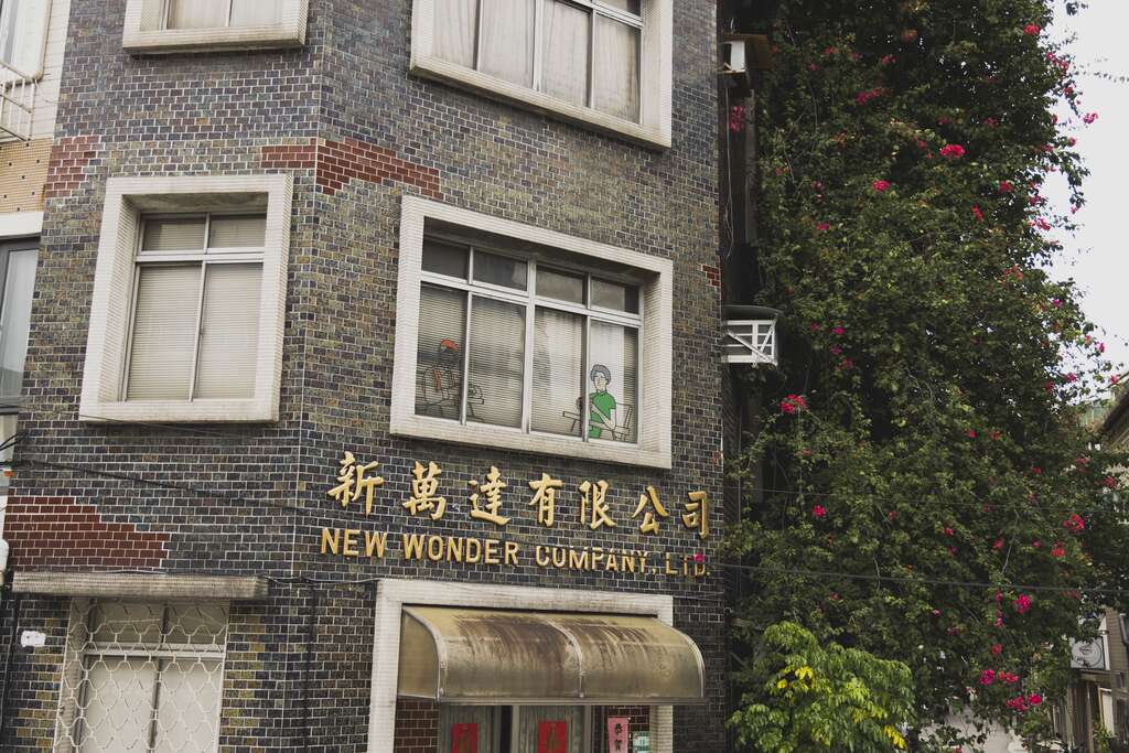 在中山区二楼窗边，通才插画家Johnnp结合「书香」与「时尚」，创作文学家林海音、余光中交流的日常画面。