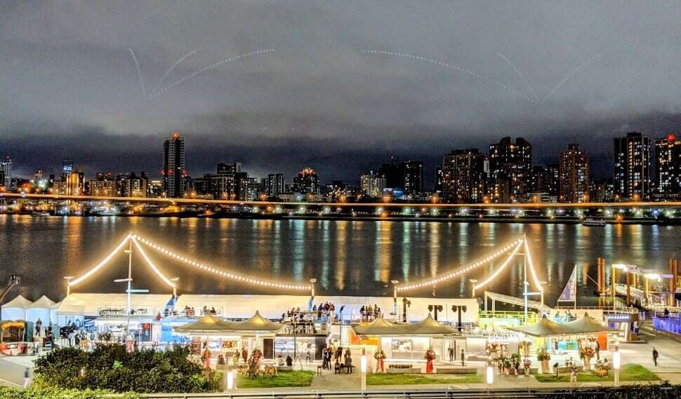 夜里的大稻埕码头货柜市集，灯火阑珊且飘逸着优美的音乐