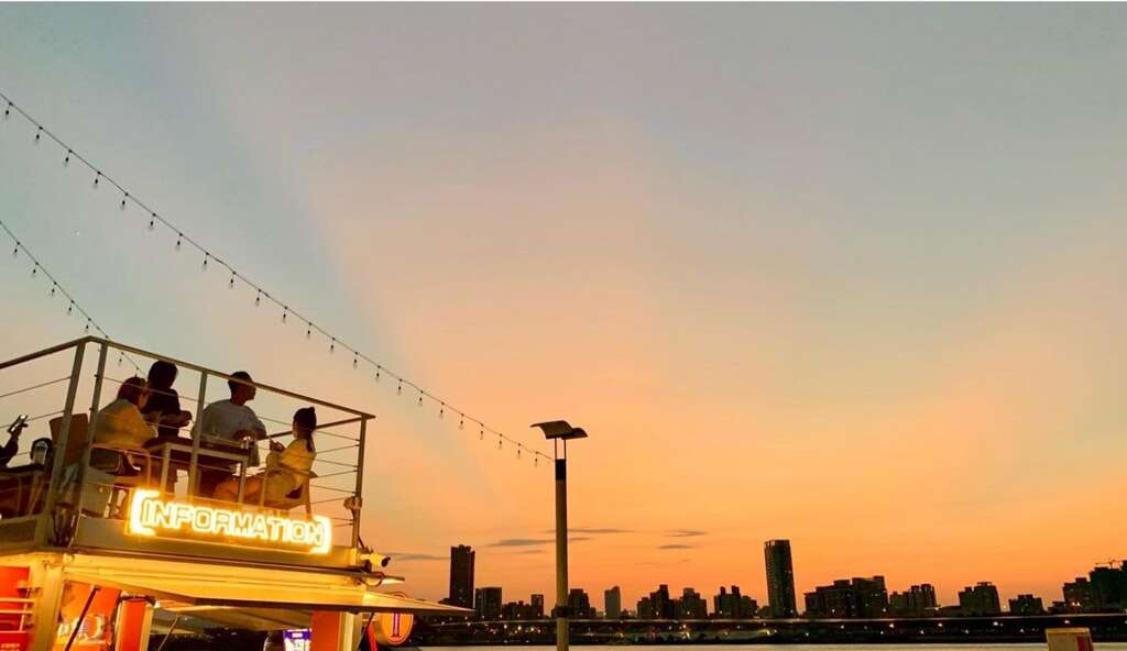 假日来大稻埕码头货柜市集 赏夕阳吃美食