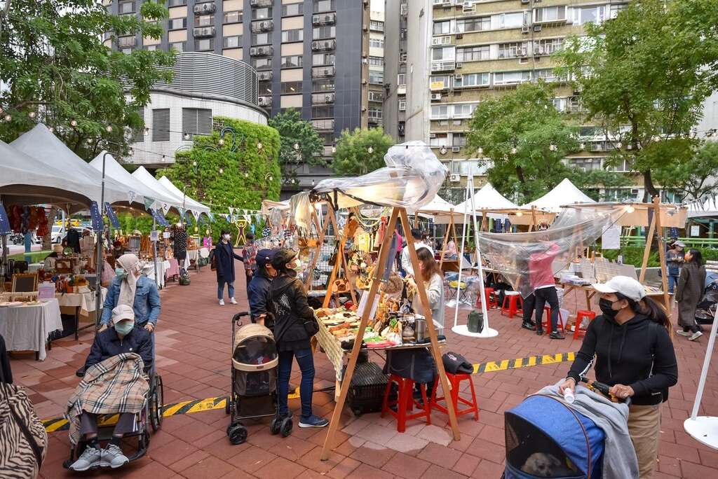 民众游逛东夜星光市集
