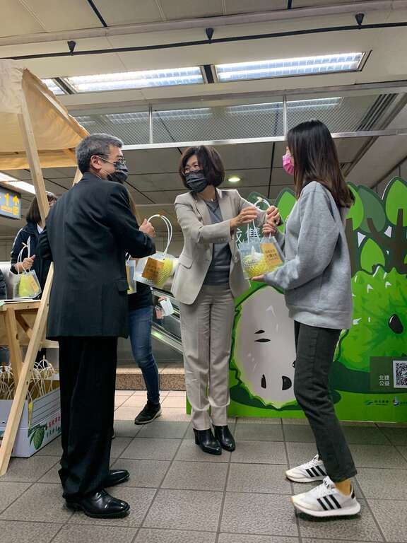 一日店長致贈民眾釋迦
