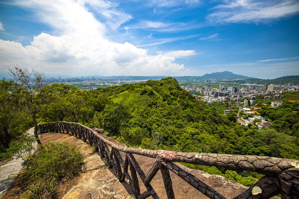 可以站在木头栏杆旁眺望台北市