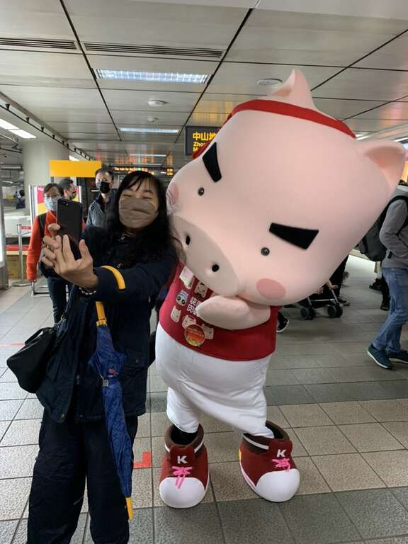 与吉祥物一同自拍