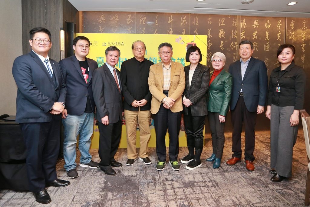 台北市长柯文哲、观光传播局长刘奕霆与MICE业界先进合影。.JPG