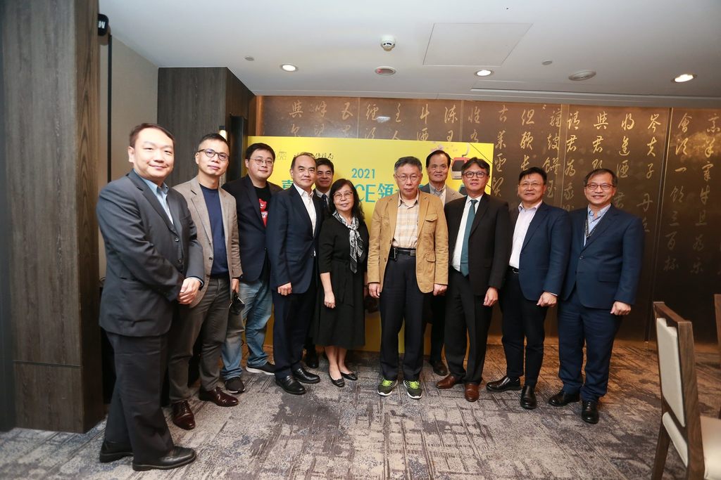台北市长柯文哲、观光传播局长刘奕霆与MICE公协会先进合影。